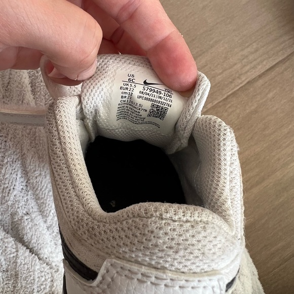 Toddler Nike shoe - Picture 4 of 6